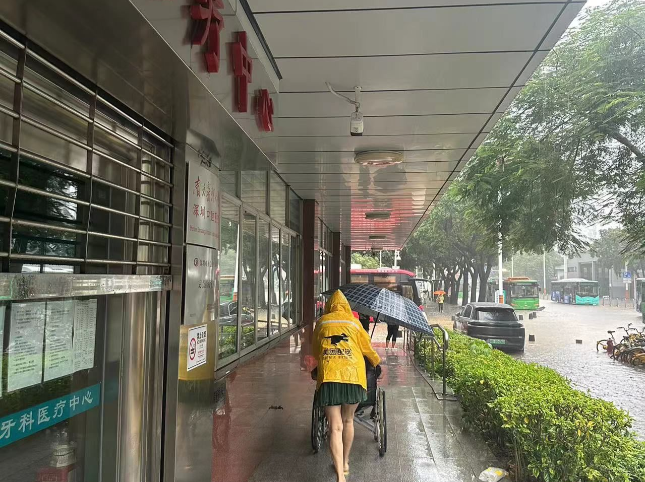 老人涉水受伤，医护人员及时救助