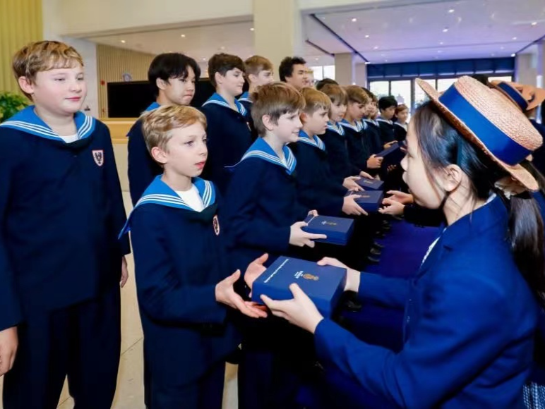 前海哈罗港人子弟学校联合前海哈罗国际学校举行开校暨授章典礼