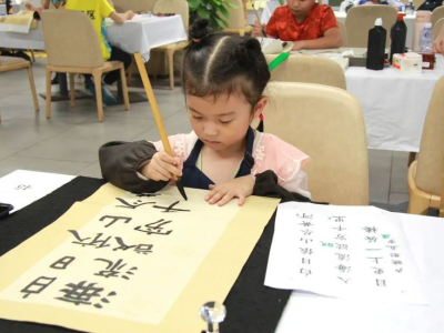 深圳数百名中小学生挥毫泼墨，共书中华优秀传统文化