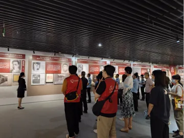 桂园街道组织党员干部参观 《中国共产党人的家风》档案展