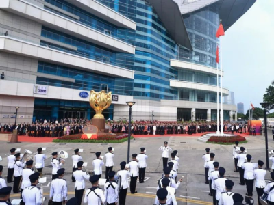 今早，香港和澳门举行升旗仪式庆祝中华人民共和国成立74周年