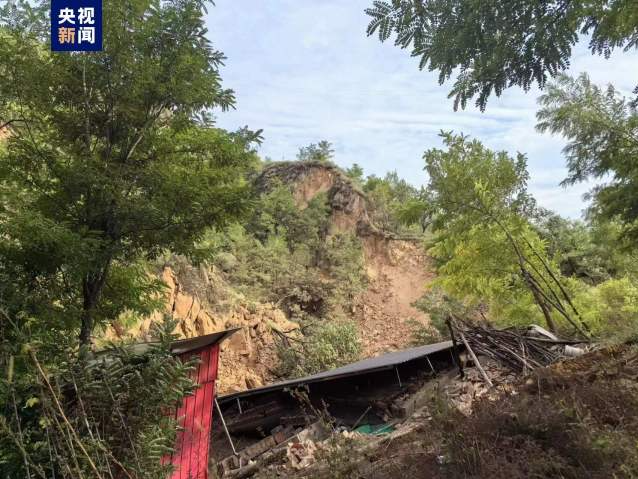 山西吕梁离石区发生山体滑坡，1人被救出，仍有4人被困
