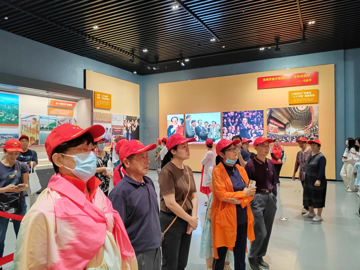 沙河街道东方社区组织居民参观深圳改革开放展览馆