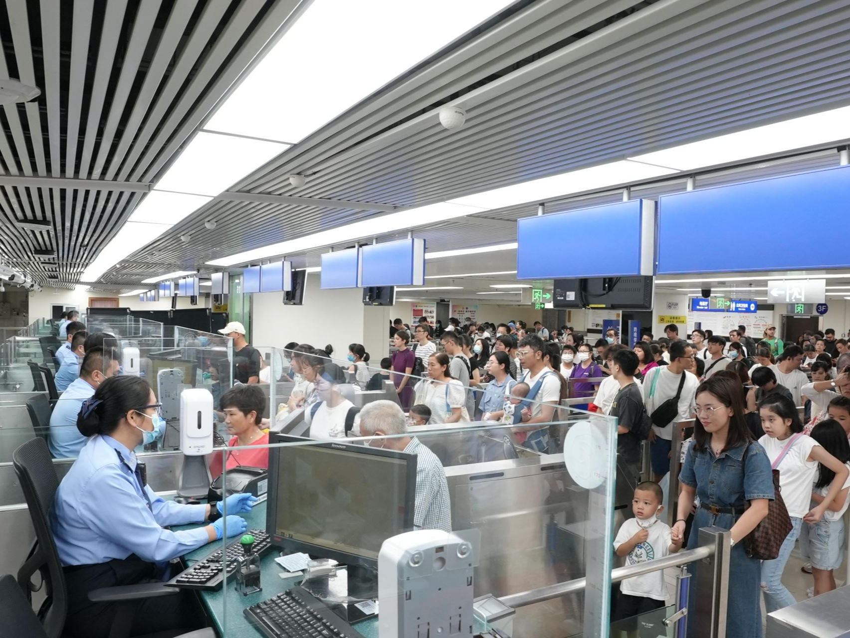 假日“双城”欢庆形式多样 ，罗湖口岸日均客流超18万人次