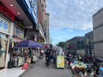 路边摊新规实施后乱摆卖现象有所减少，市民呼吁合理选址疏导点