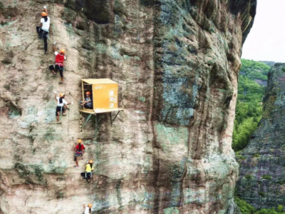 湖南一景区在悬崖壁上建便利店：为攀岩者设立，人工背水