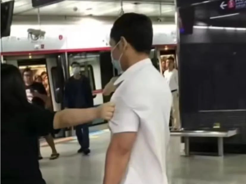 一男子在广州地铁上猥亵女子，警方通报：行拘！