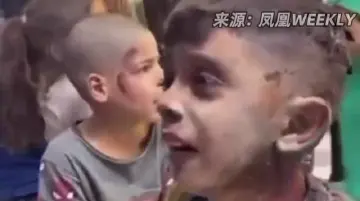 泪目！废墟中救出的巴勒斯坦男孩开口第一句：我还活着吗？