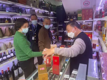 中英街管理局联合市场监管办开展电子烟非法添加成瘾物质排查行动