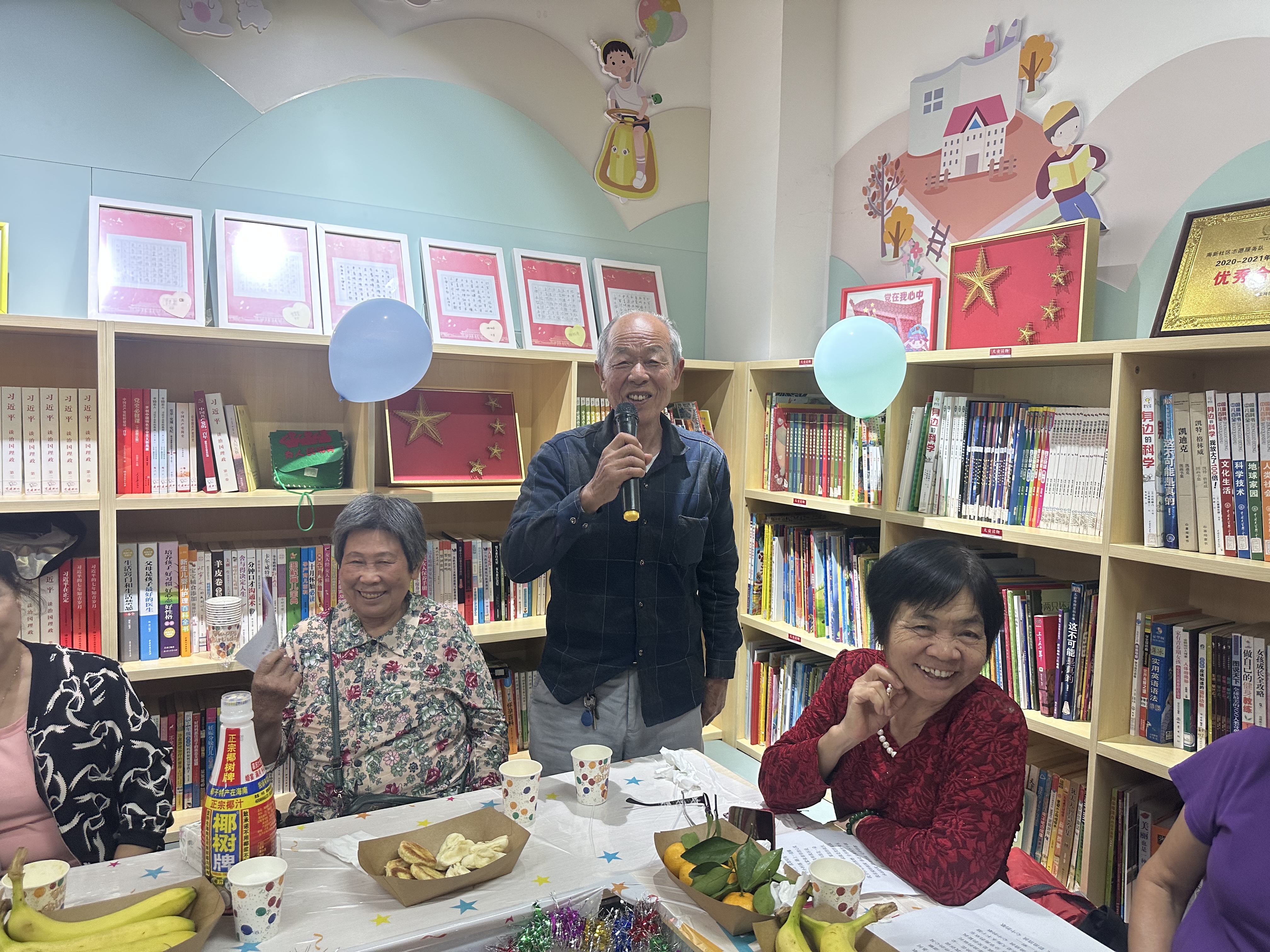 龙岗区南新社区组织老年居民欢乐过重阳