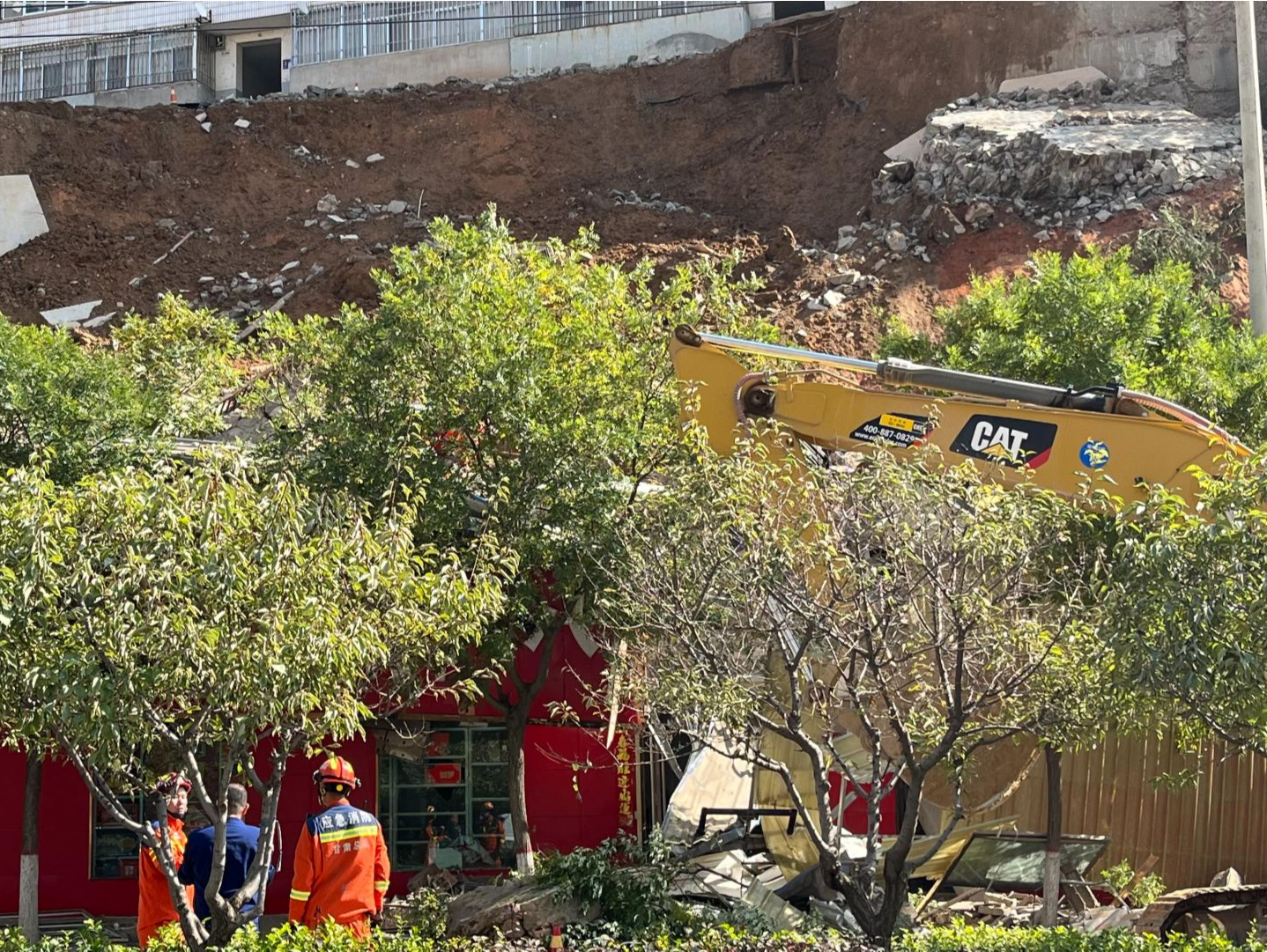 甘肃兰州一处护坡发生垮塌，有房屋受损 