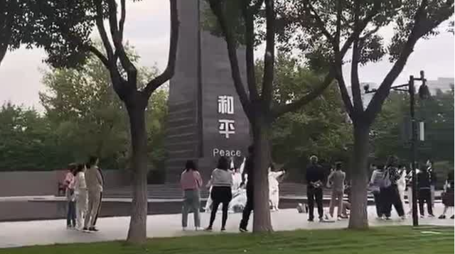 南京大屠杀遇难同胞纪念馆外多位大妈嬉笑拍照 路人呵斥：有没有素质，这是什么地方！