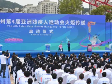杭州亚残运会火炬传递走进“三江两岸”