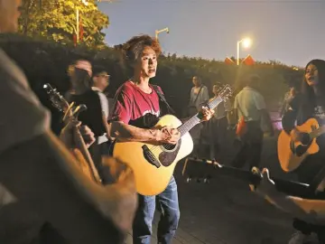 快递小哥李辉的别样假期：闲时以琴会友 忙时奔波于途