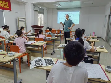 清水河坭岗社区连续五年开办青少年软笔书法班