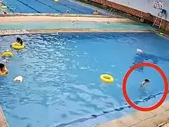 救生员是否有责？周围人有无救助义务？专家解读男童游泳馆溺亡事件