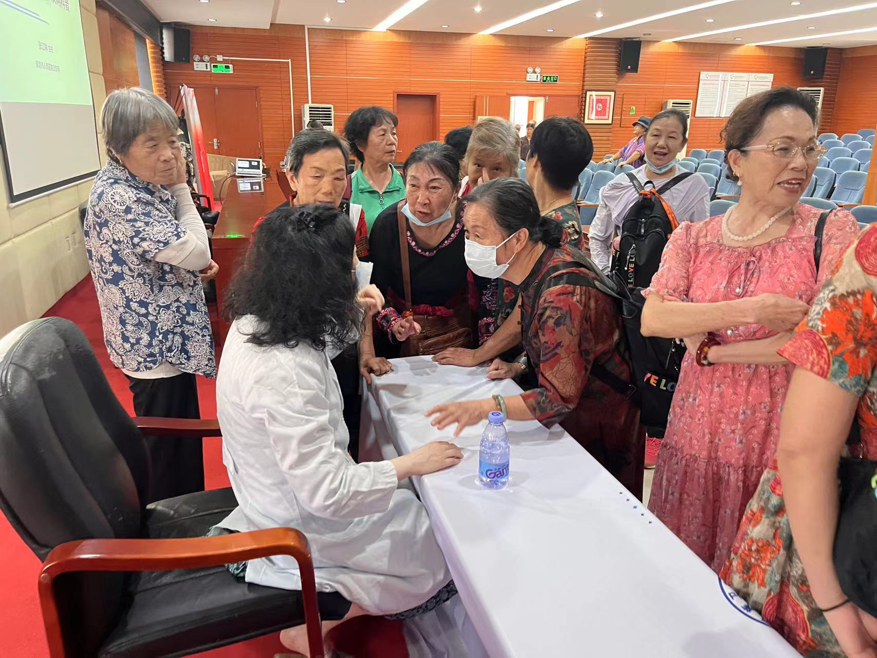 中老年健康科普行动全国行走进深圳：筑牢老年人健康安全防护网