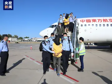 内蒙古公安机关押解40名缅北电信网络诈骗犯罪嫌疑人归案