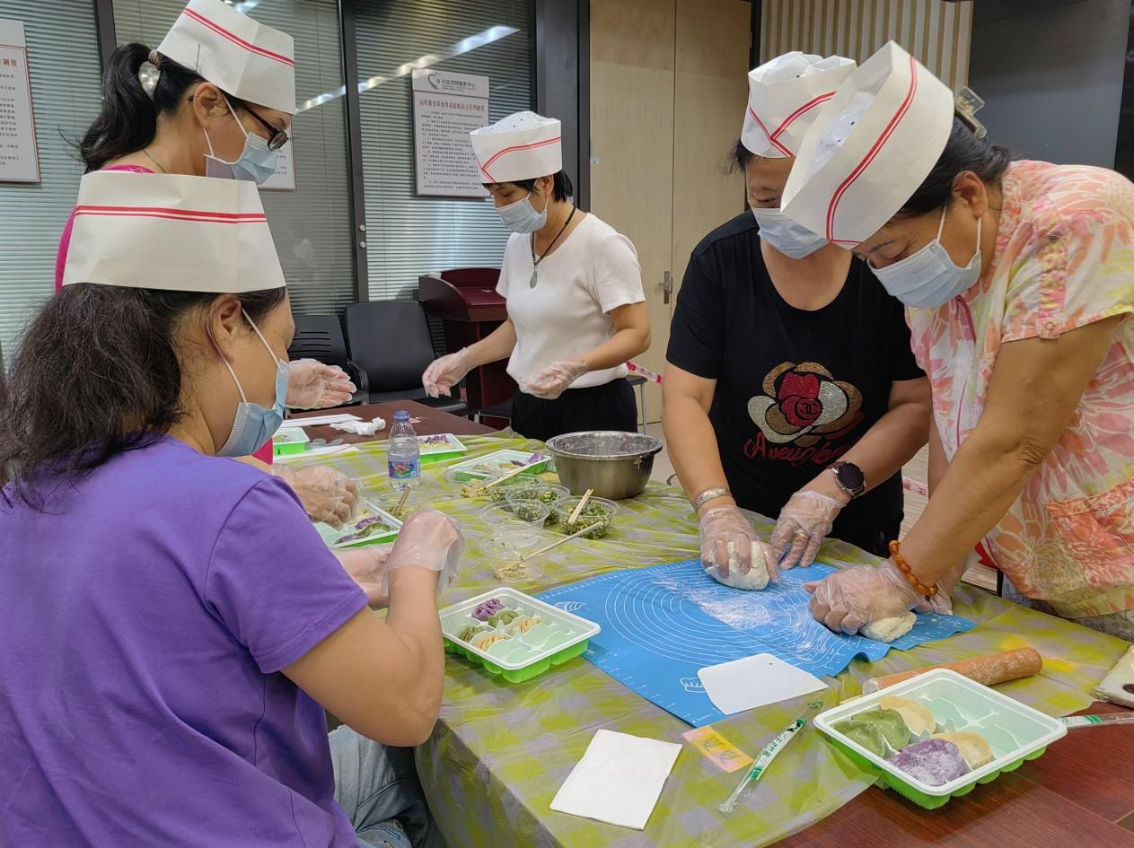 福田区明月社区邀请老人一起包饺子话家常