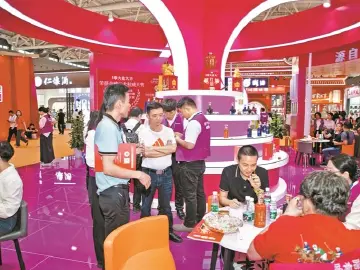 在“色香味”中体验涌动的消费活力 开展首日记者走进糖酒会各展馆