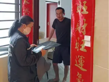 马田街道网格员化身“快递员”为居民送回丢失快递