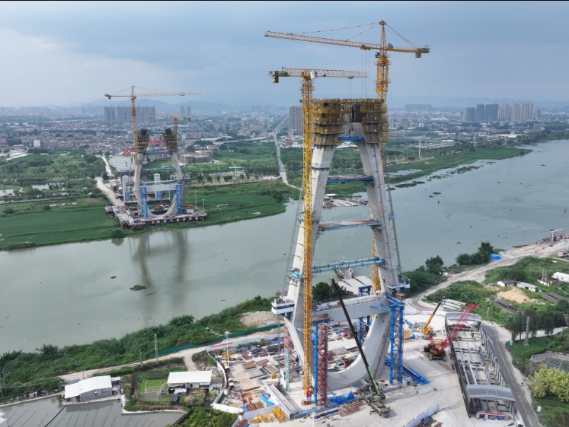 潮汕环线高速京灶大桥项目主桥完成首片钢梁架设施工