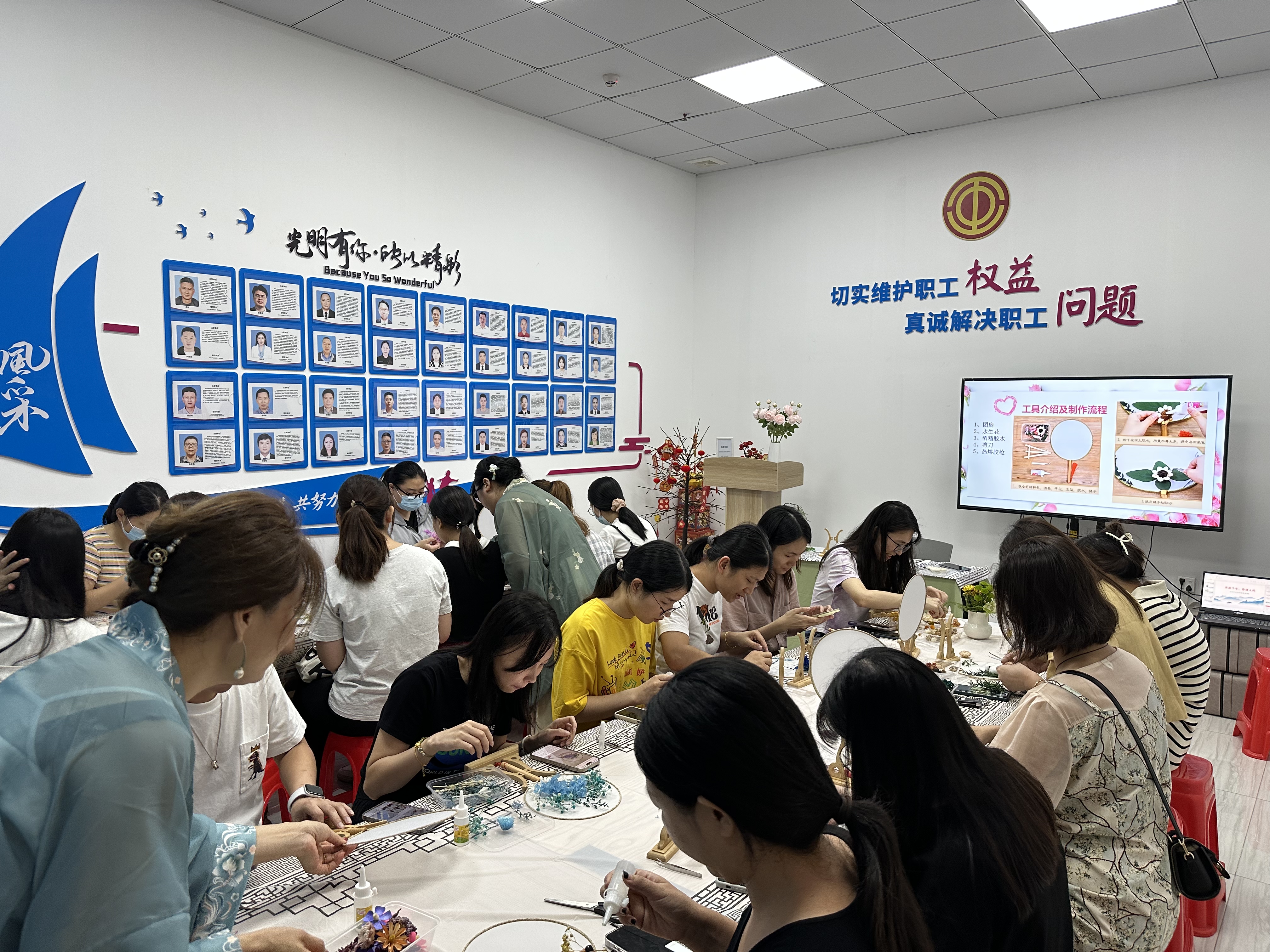 凤凰街道职工体验手工制作和宋式点茶活动