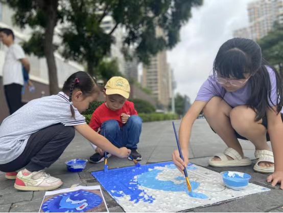 塘家社区儿童在井盖上涂鸦描绘多彩的世界