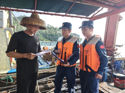 深圳海警协助渔船民做好防台风各项工作