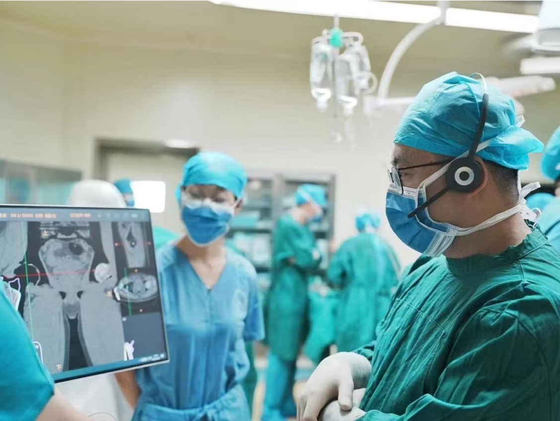 深圳骨科手术机器人完成南疆首台髋膝置换手术