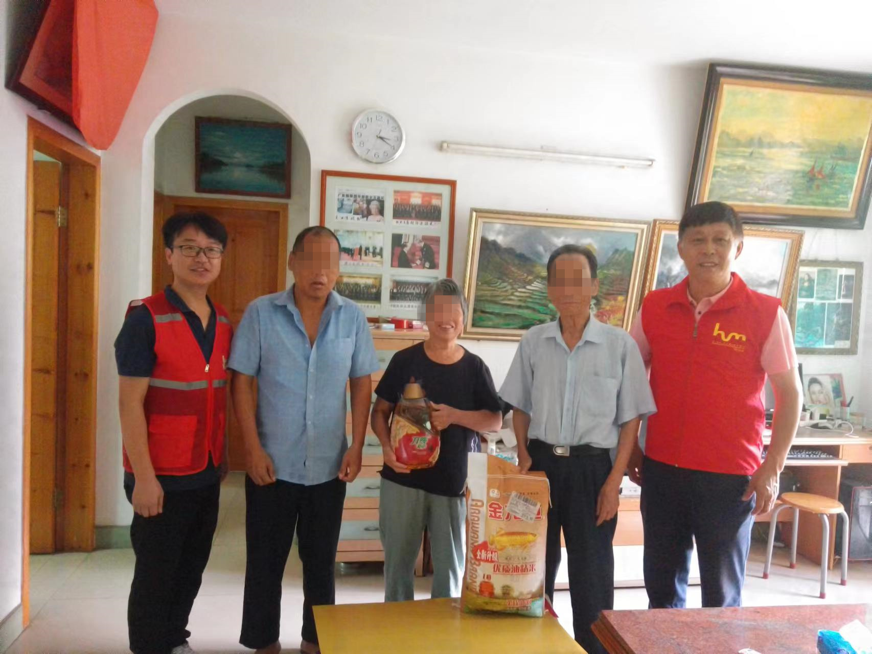 “携手同行、助残扶残” 党员志愿者上门慰问残疾朋友