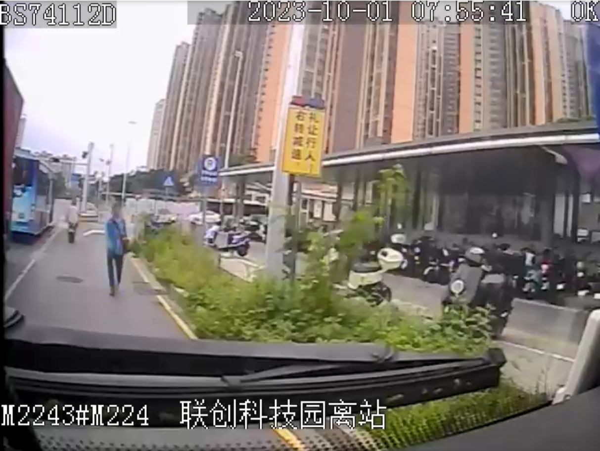 暖心！盲人误入机动车道被困，深圳公交司机伸援手送其回家