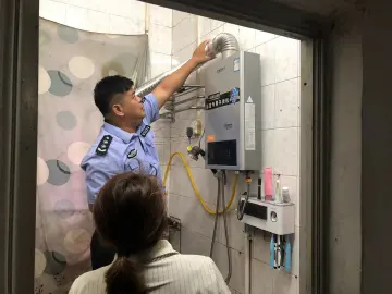 公明街道小分格排查出租屋安全隐患