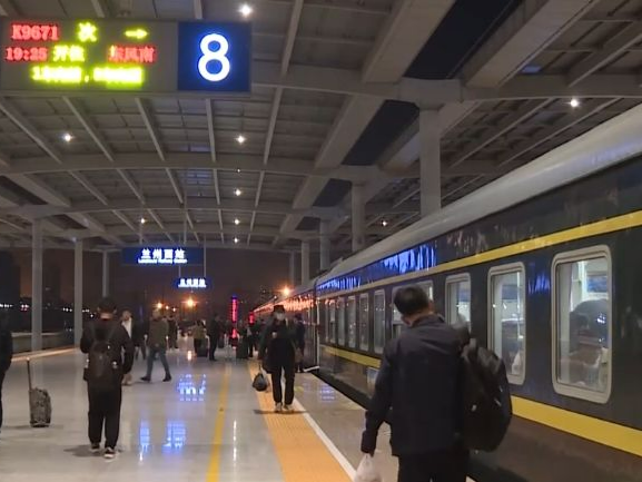 坐着火车去看神舟发射 旅客走向“问天之路”