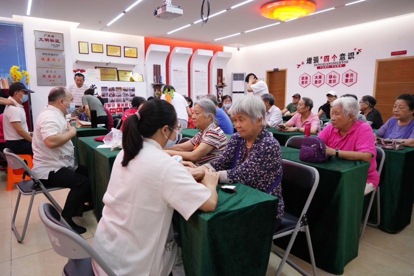 现场为长者看诊推拿，园岭街道南天社区开展中医义诊活动