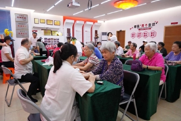现场为长者看诊推拿，园岭街道南天社区开展中医义诊活动