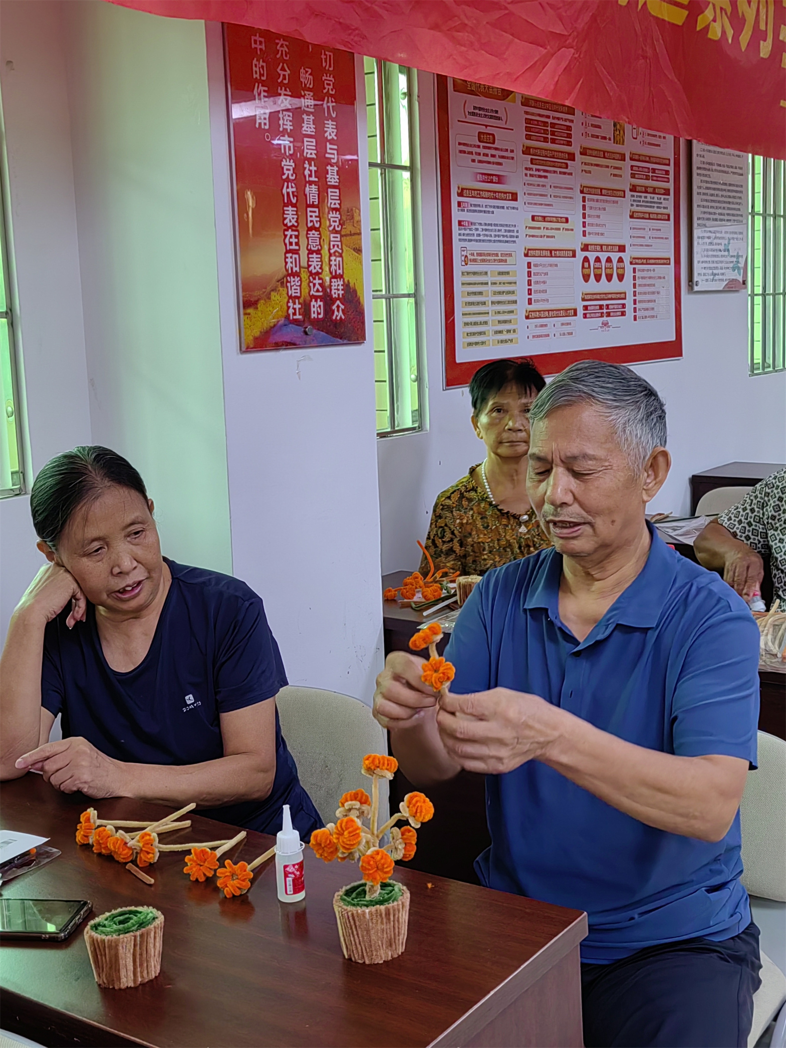 红星社区老人做手工柿子收获“好意头”