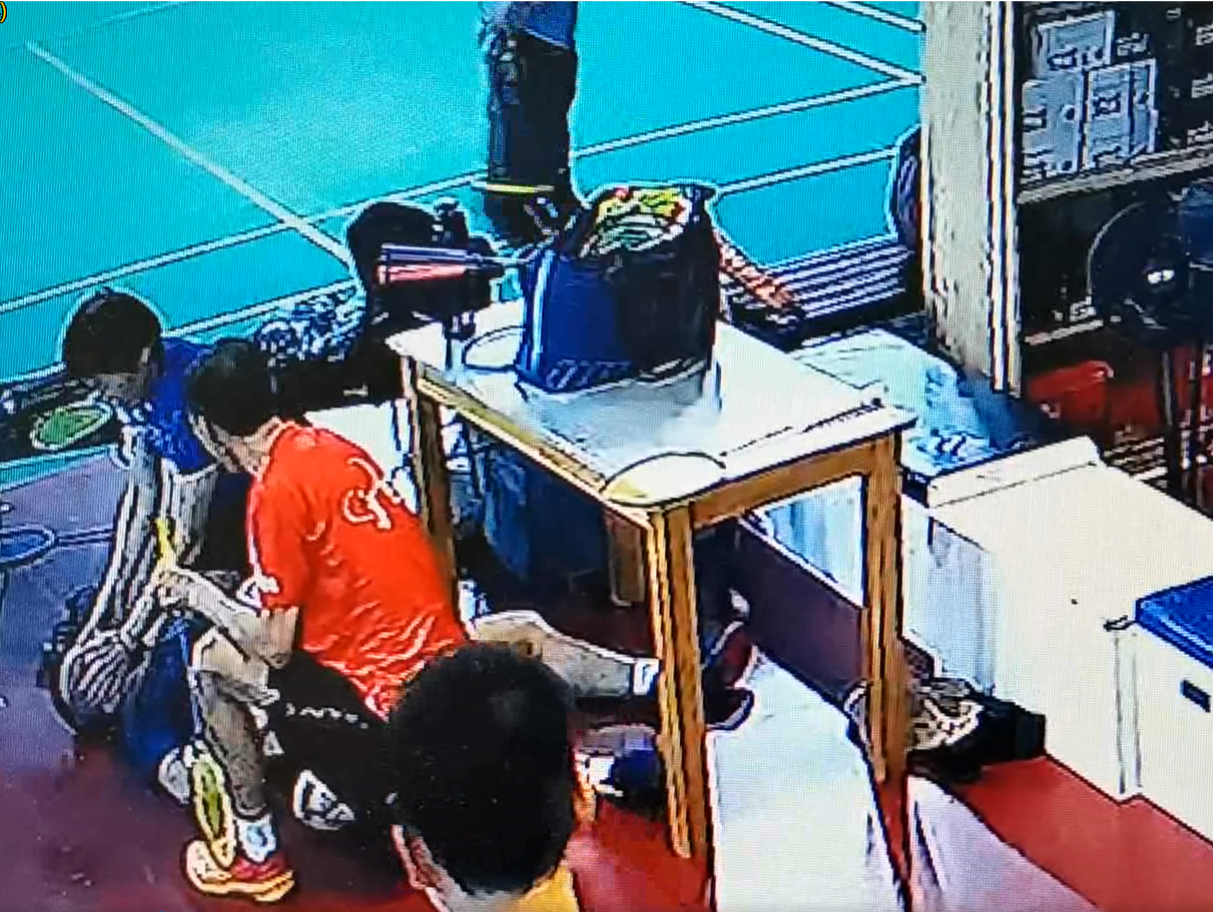 深圳一男子打羽毛球突发心搏骤停，球友、球馆工作人员与医护接力急救
