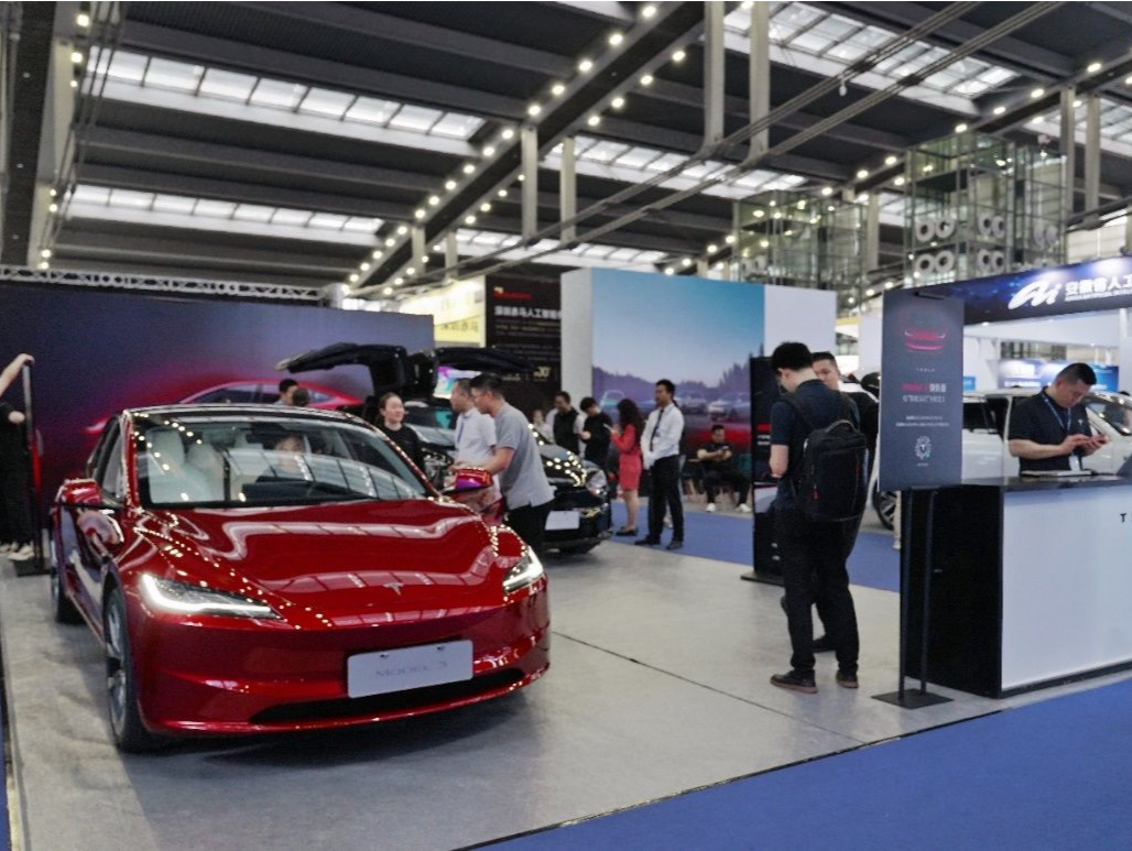 特斯拉亮相深圳国际人工智能展，Model 3焕新版大受追捧