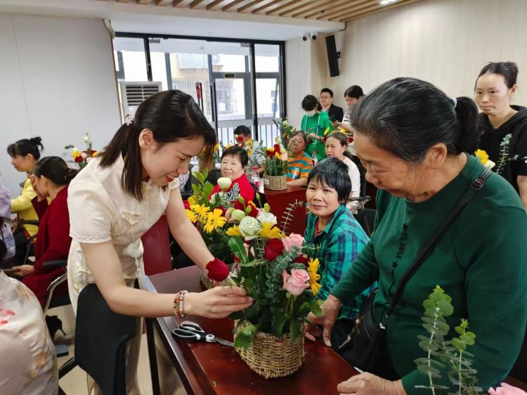 龙华区福城街道兴富社区开展重阳节长者插花活动
