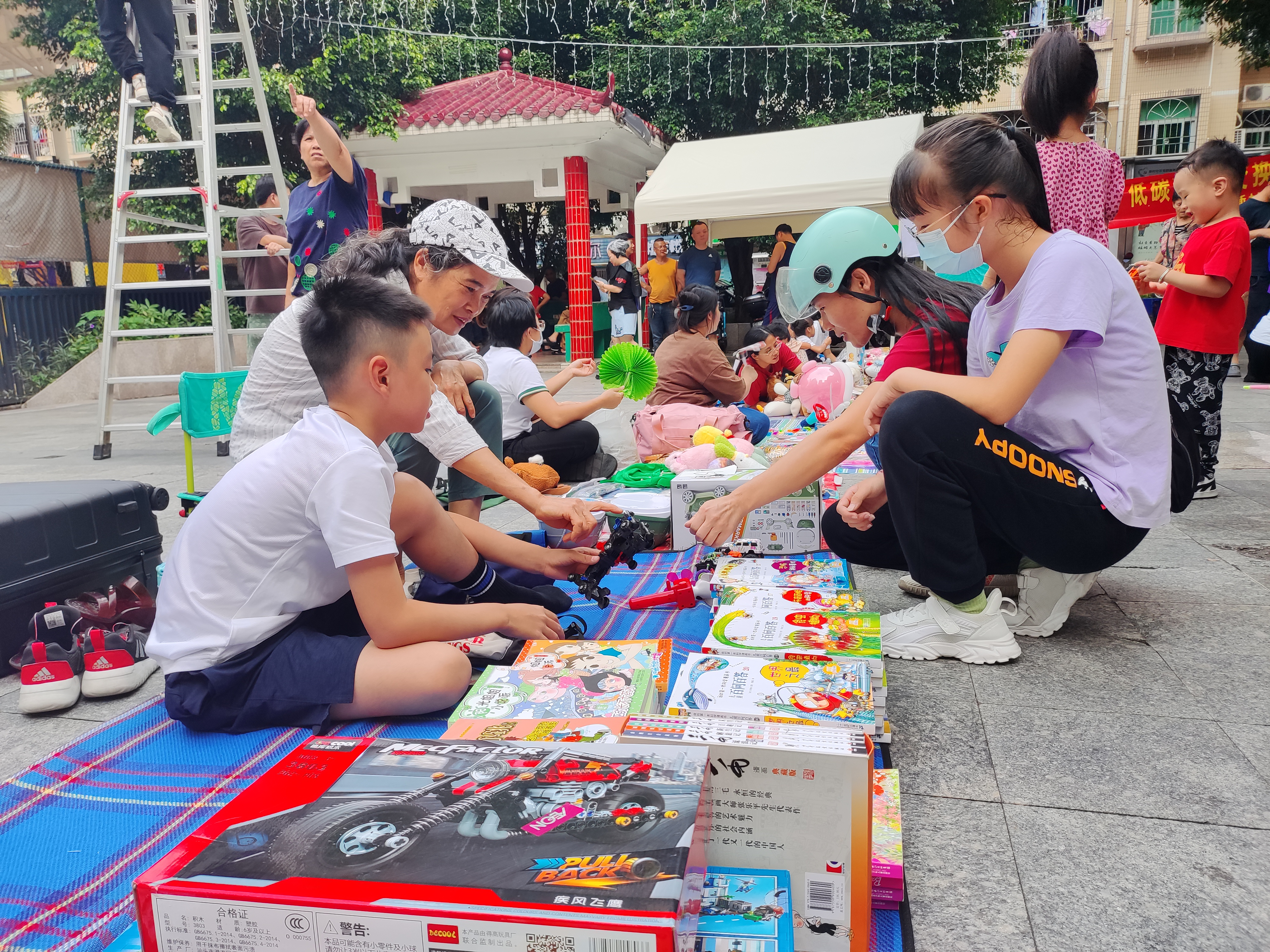 翠竹街道新村社区开办“低碳环保，交换美好”跳蚤市场