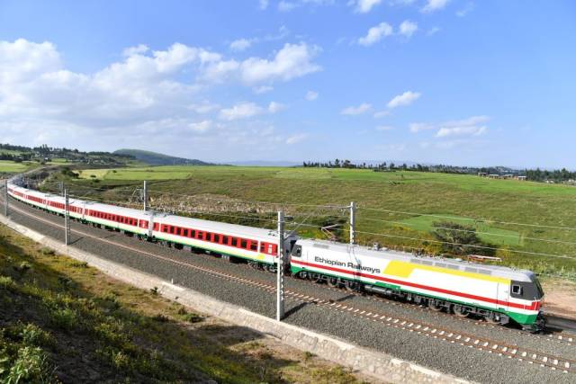 2016年10月3日，在埃塞俄比亚首都亚的斯亚贝巴附近，一列试运行列车在亚吉铁路上行驶。新华社记者 孙瑞博 摄