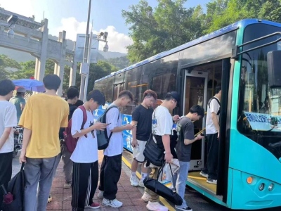 深圳长假人气火爆，公共交通保障“满负荷”运转