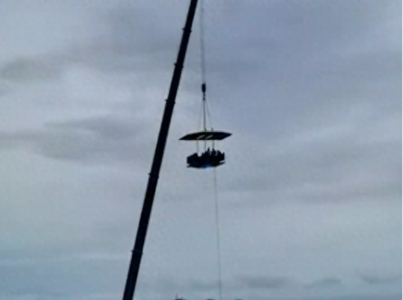 用起重机把顾客“吊”在50米高空就餐！这个空中餐厅你敢试吗？