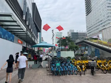 “红马甲”遍地开花！620余名旅游志愿者为深圳假期安全出游护航