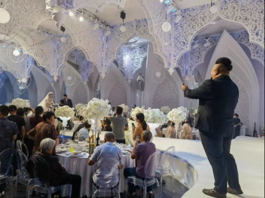 明明在主持婚礼。图片来源：宁波晚报