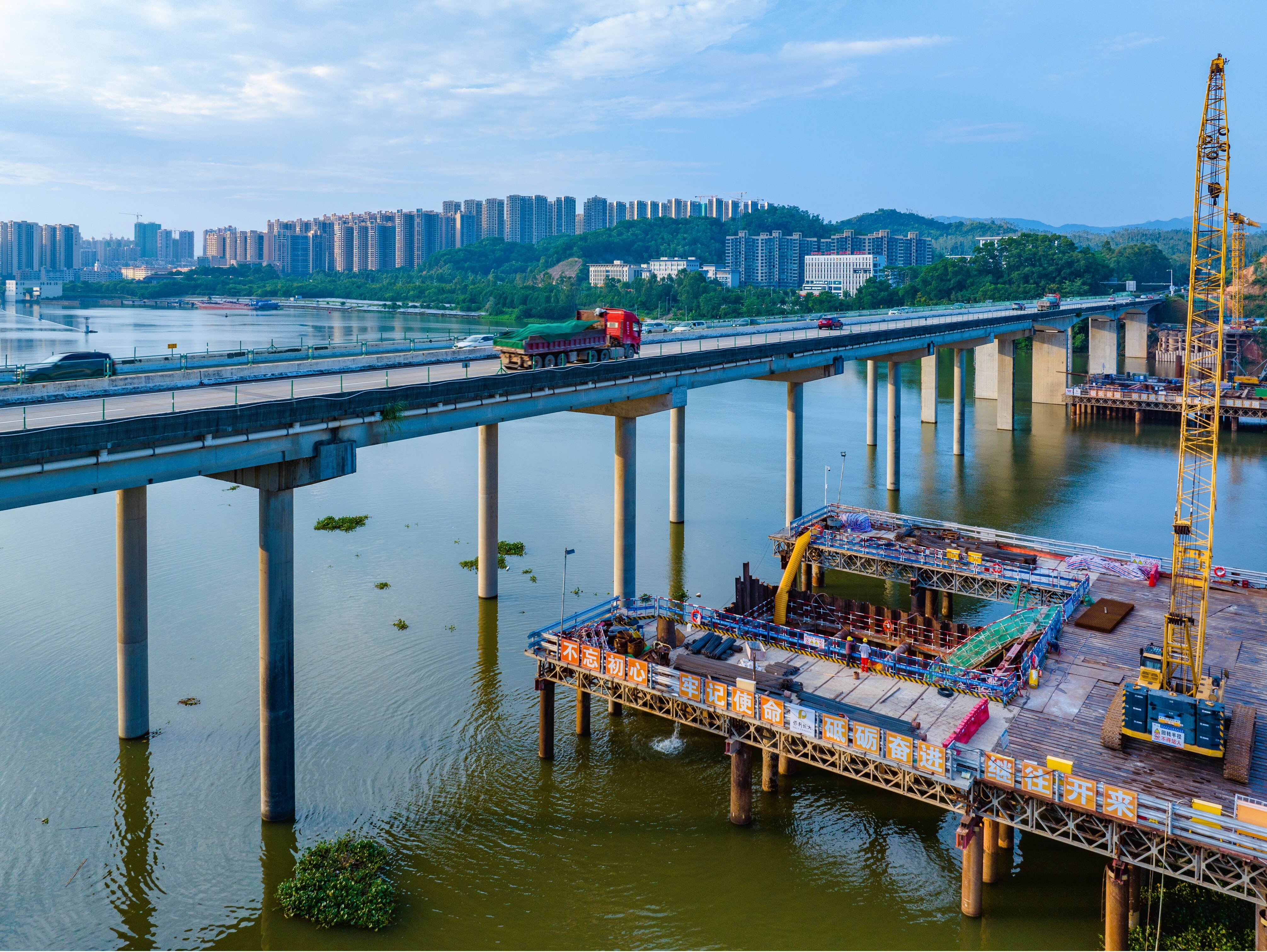 惠河高速改扩建东江特大桥首个主墩承台完工
