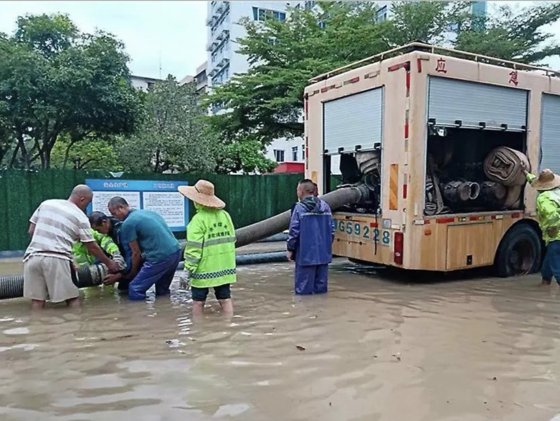 暴雨中，湛江这一幕幕，很暖心！