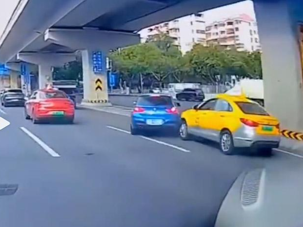 宝马与出租车碰撞侧翻自燃 事故责任在哪一方？