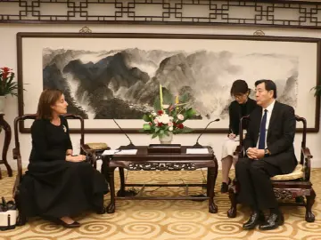 中国政府中东问题特使翟隽会见以色列驻华大使潘绮瑞